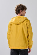 Chaqueta unicolor liviana con doble bolsillo y capota